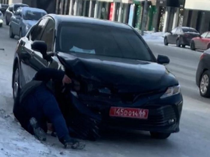 В центре Екатеринбурга произошло массовое ДТП с участием дипломатического автомобиля