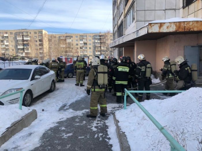 В Екатеринбурге загорелась квартира в многоэтажном доме на Ангарской