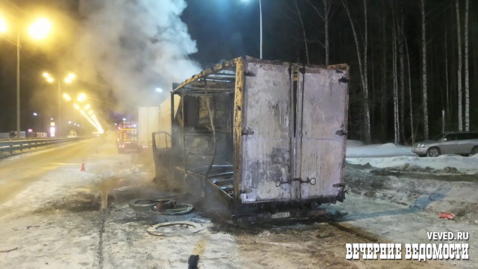 Водитель сгорел заживо в ДТП, врезавшись в фуру под Екатеринбургом