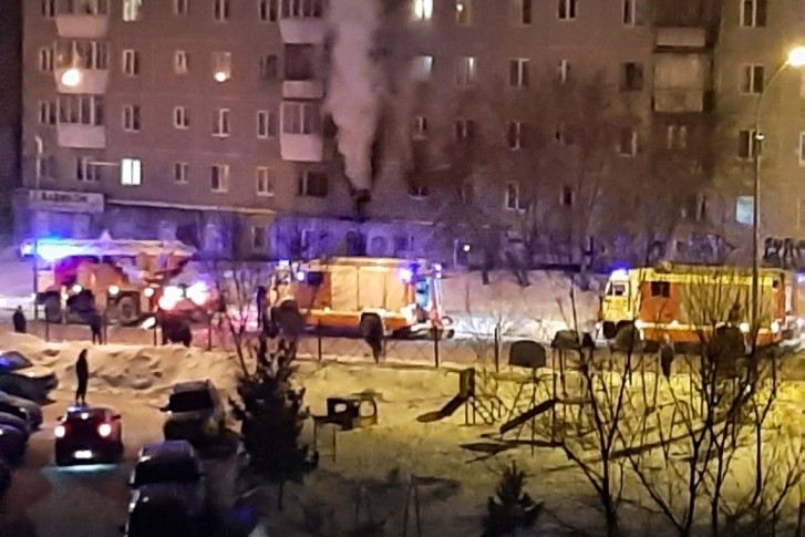 В столице Урала при пожаре на ВИЗе пострадали 2 человека