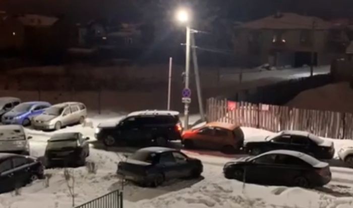 Внедорожник протаранил три припаркованные машины в Екатеринбурге