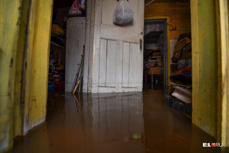 Талые воды затопили под Екатеринбургом поселок и ЕКАД
