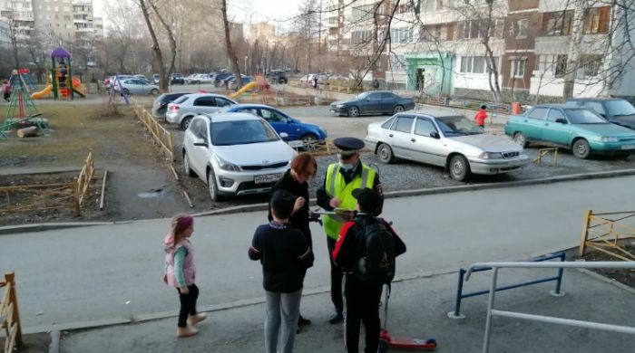 Во дворе в Екатеринбурге автомобиль сбил девятилетнего мальчика