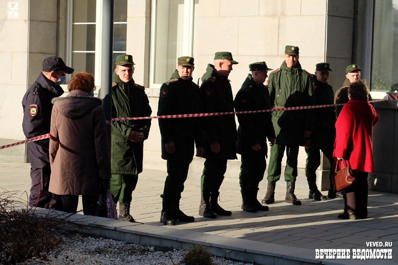 Полицейские заблокировали движение пешеходов в центре Екатеринбурга из-за  митинга в поддержку Навального. Люди не могут пройти в метро и магазины »  Вечерние ведомости