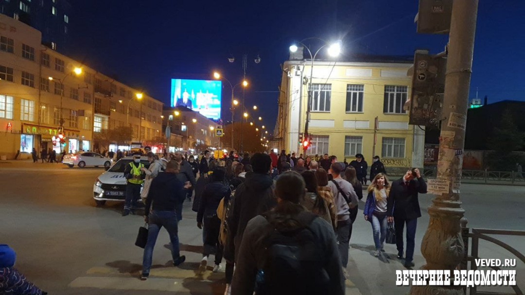 Несмотря на призыв штаба Навального*, люди продолжают идти по улице Малышева. Однако, судя по разговорам в толпе, горожане выбирают маршруты до дома