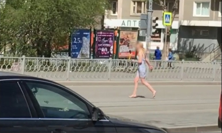 Полиция задержала девушку, гулявшую по Екатеринбургу босиком