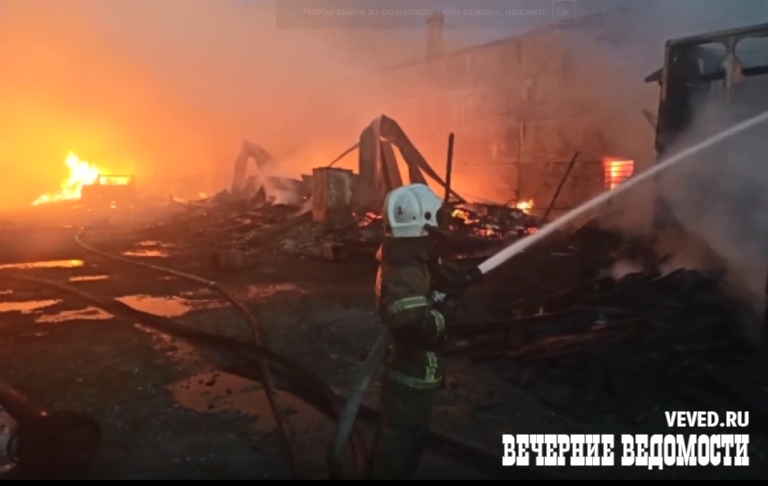 В Екатеринбурге продолжается тушение крупного пожара на улице Учителей