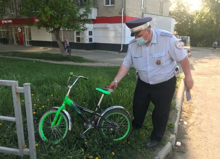 В Екатеринбурге иномарка сбила 10-летнего велосипедиста, пересекавшего дорогу в неположенном месте
