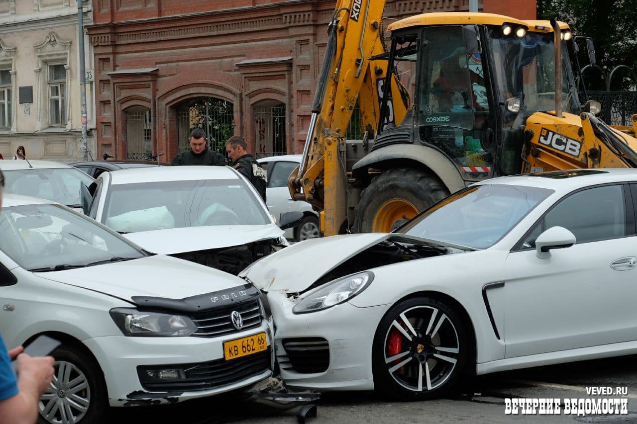 В центре Екатеринбурга столкнулись несколько автомобилей » Вечерние  ведомости