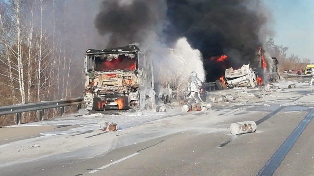 На 21-м километре Тюменского тракта в результате ДТП загорелись бензовоз и две фуры