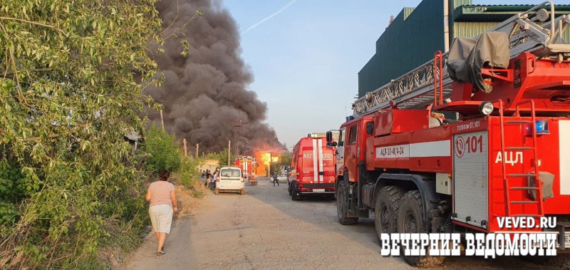 В Екатеринбурге в районе Пионерского поселка крупный пожар