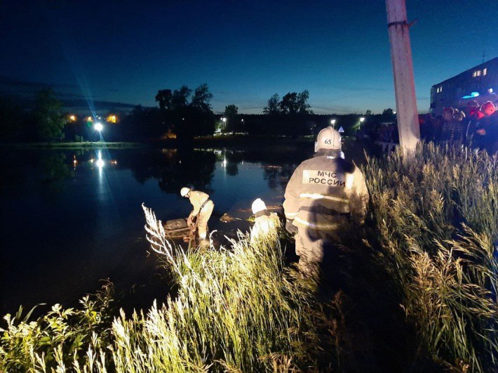 В Свердловской области автомобиль утонул в озере, водитель погиб