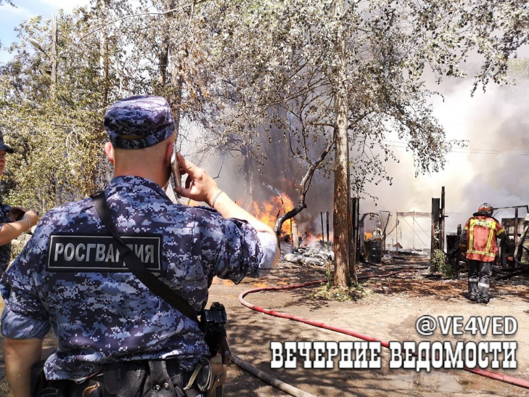 В частном секторе Заречного микрорайона Екатеринбурга вновь горят дома