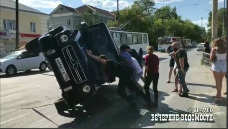 В Екатеринбурге в результате аварии упал на бок внедорожник