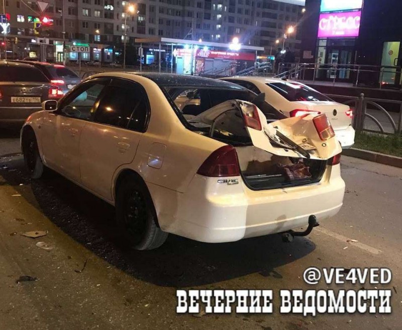 В Екатеринбурге мотоциклист протаранил четыре автомобиля