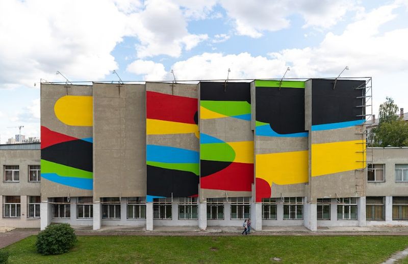 В Екатеринбурге художник из Аргентины расписал стену здания УрГЭУ