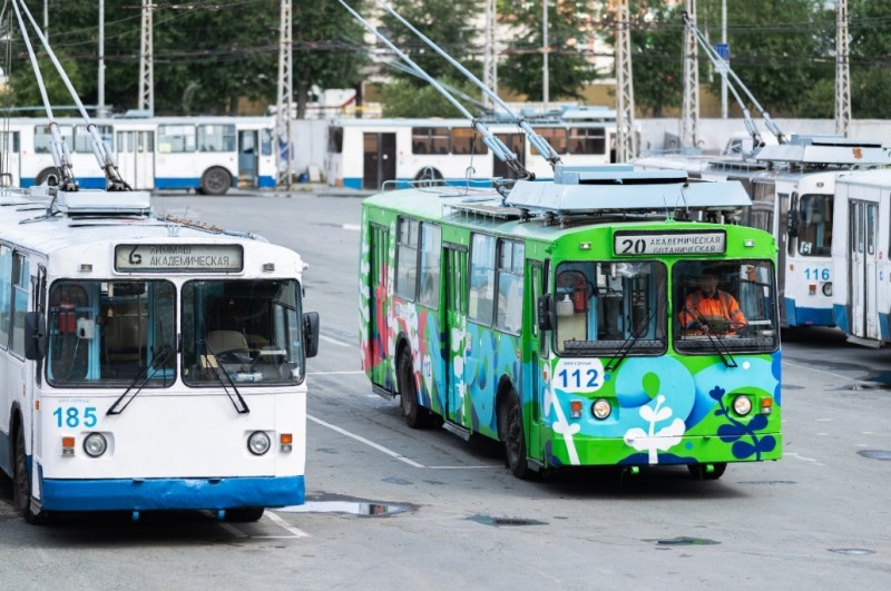 В Екатеринбурге начал курсировать расписанный художницей троллейбус