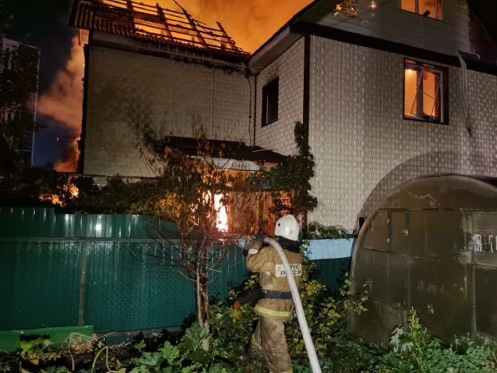 Ночью в садовом товариществе Екатеринбурга разгорелся крупный пожар