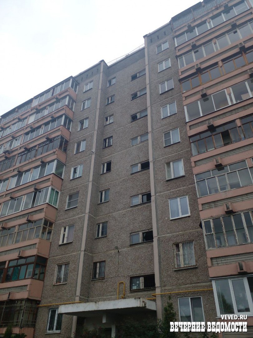 В Екатеринбурге на месте взрыва газа в квартире на Уралмаше работают все экстренные службы