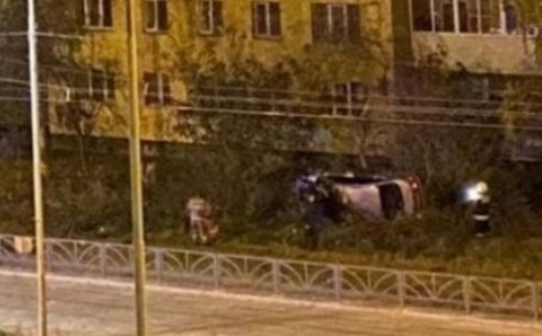 В Екатеринбурге на Эльмаше перевернулся автомобиль