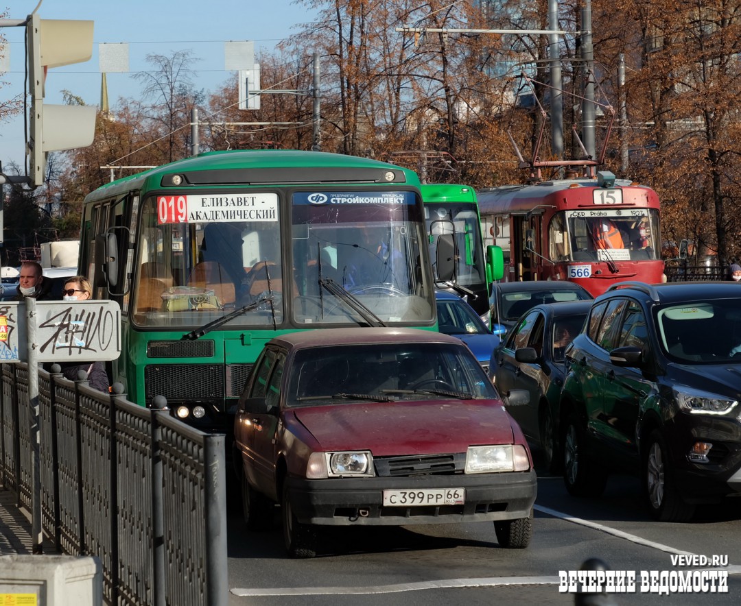 Росгвардия задержала кондуктора автобуса после дорожного конфликта на проспекте Ленина в Екатеринбурге