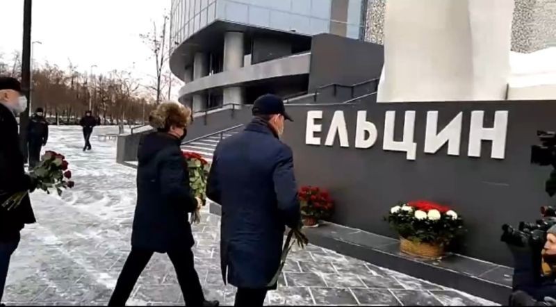 В день рождения первого президента России в Екатеринбурге возложили цветы к памятнику Ельцина