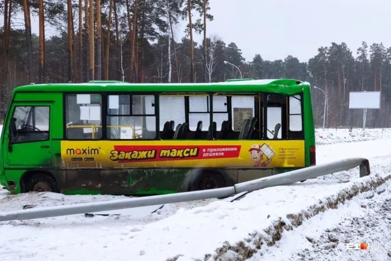 В Екатеринбурге на выезде из Академического автобус врезался в столб