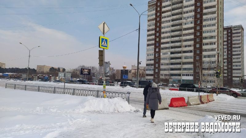 Екатеринбург закрыл. Екатеринбург 2022. Пробка на выезде из академического Екатеринбург. Горки в академическом районе Екатеринбурга. ДТП Екатеринбург 17.02 2022.