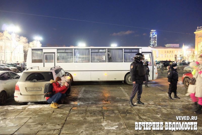 Полиция оцепила территорию у памятника Ленина в центре Екатеринбурга