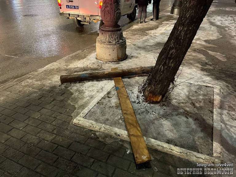 В Екатеринбурге задержали выкрашенного в цвета украинского флага мужчину с крестом