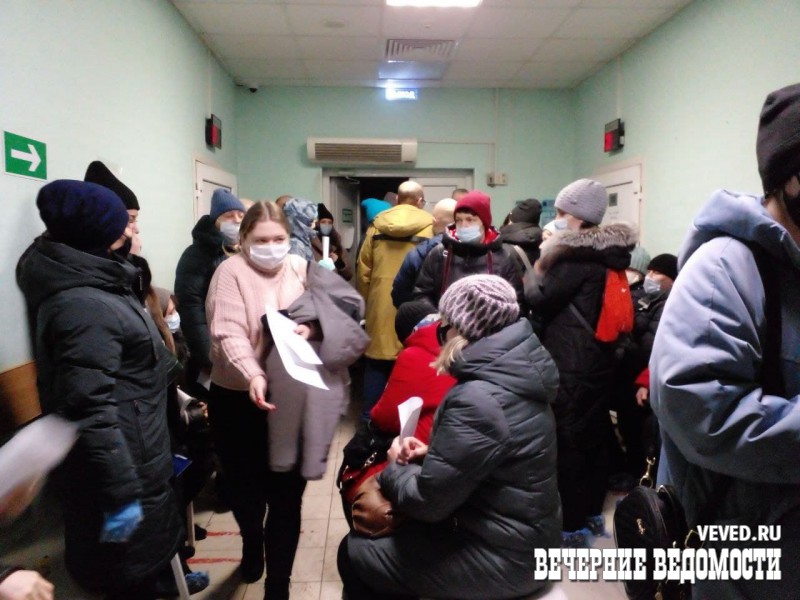 Екатеринбуржцы жалуются на большие очереди в поликлиниках