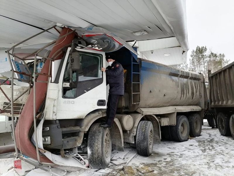На Серовском тракте грузовик протаранил заправку