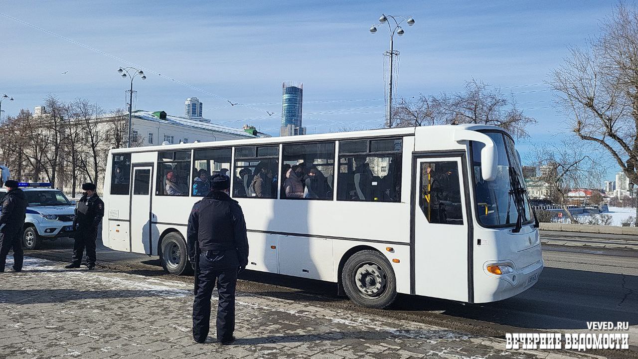 В центре Екатеринбурга начались массовые задержания » Вечерние ведомости