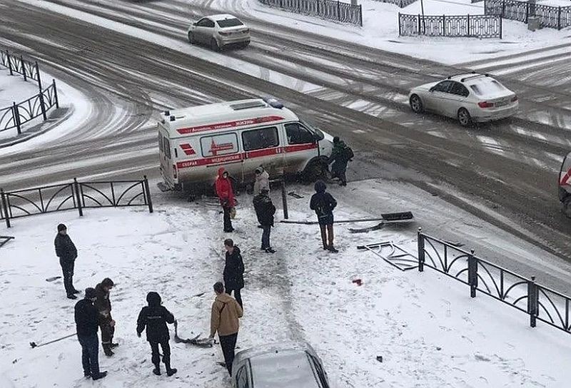 Новости е1 в екатеринбурге. Скорая Екатеринбург авария.