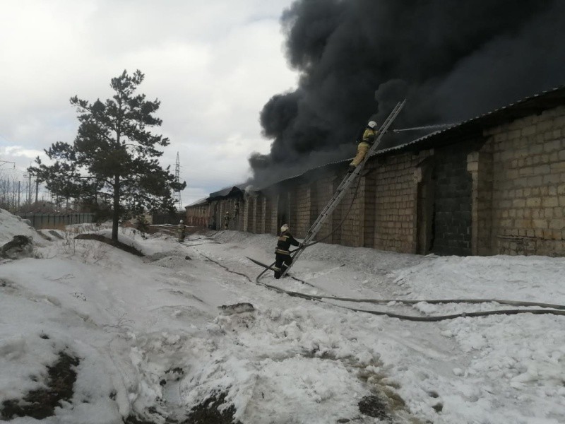 Крупный пожар разгорелся на территории хлебокомбината в Невьянске