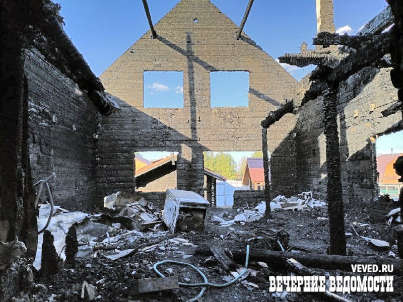 В Свердловской области у общественника, который судится с местными чиновниками, сгорел дом почти дотла