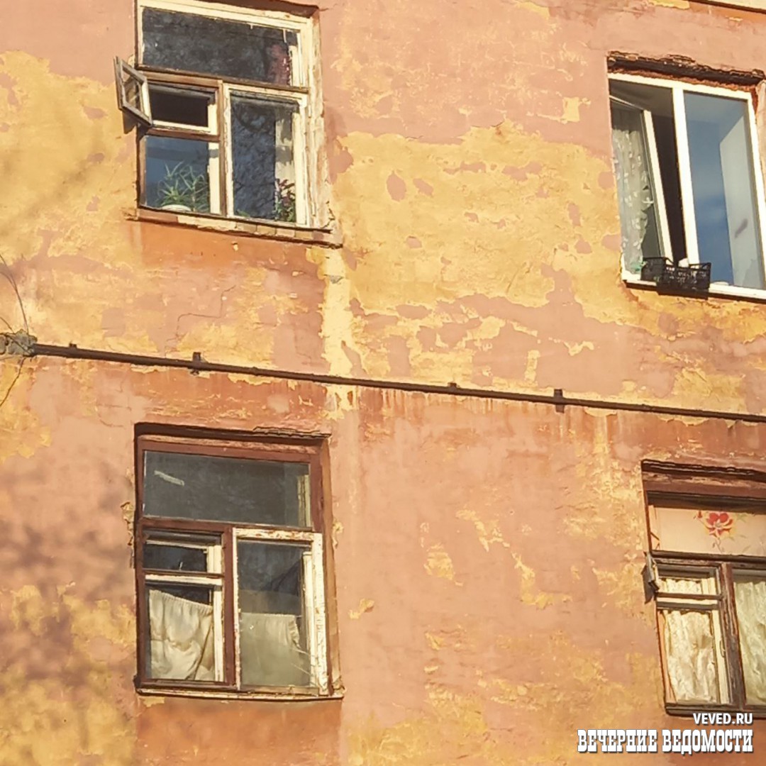 В Заречном микрорайоне Екатеринбурга вспыхнула трехэтажка