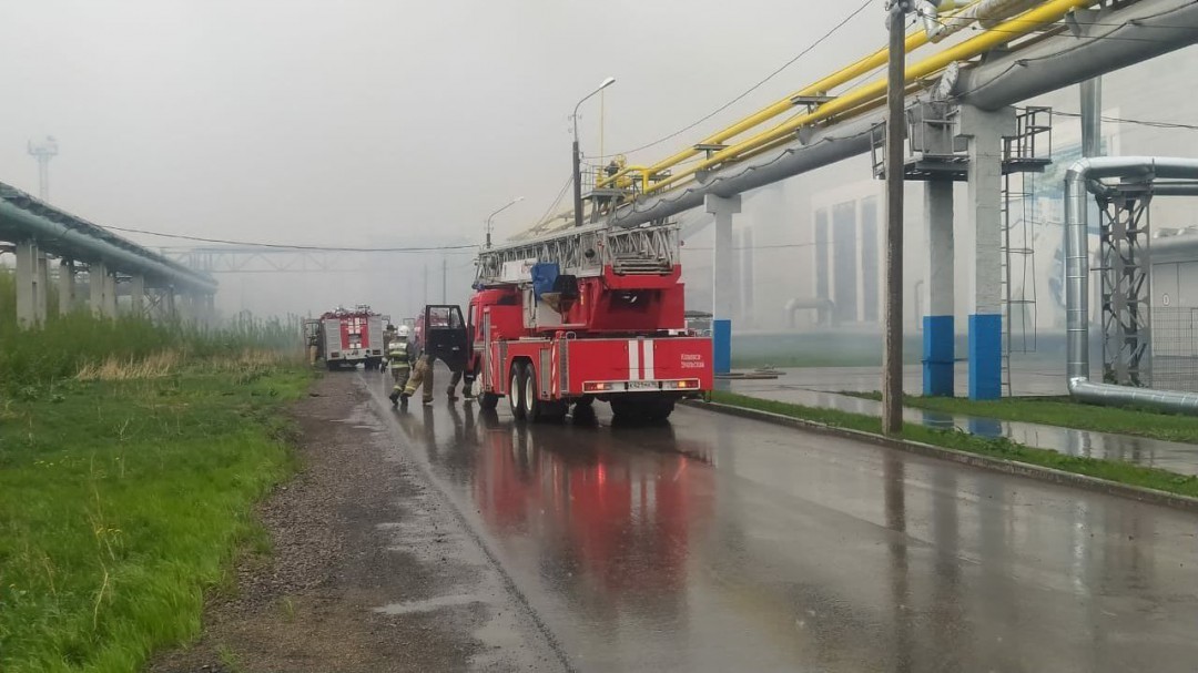 На территории завода в Каменске-Уральском произошел крупный пожар
