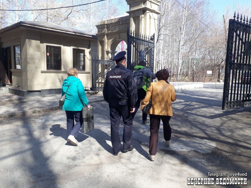 На задержанных в парке Победы в Екатеринбурге двух пенсионерок составили протоколы за дискредитацию армии