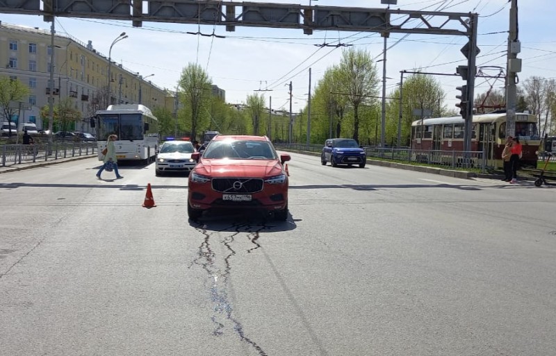 Новости на е1 екатеринбург сегодня. Е1 Екатеринбург происшествия. ДТП на Космонавтов Екатеринбург вчера. Авария на Космонавтов Екатеринбург вчера. Авария улица Космонавтов сегодня Екатеринбург.