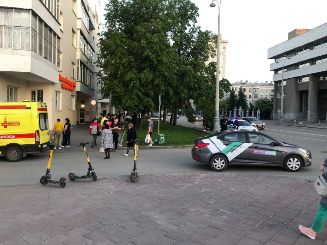 В центре Екатеринбурга автоледи сбила двух подростков на электросамокате