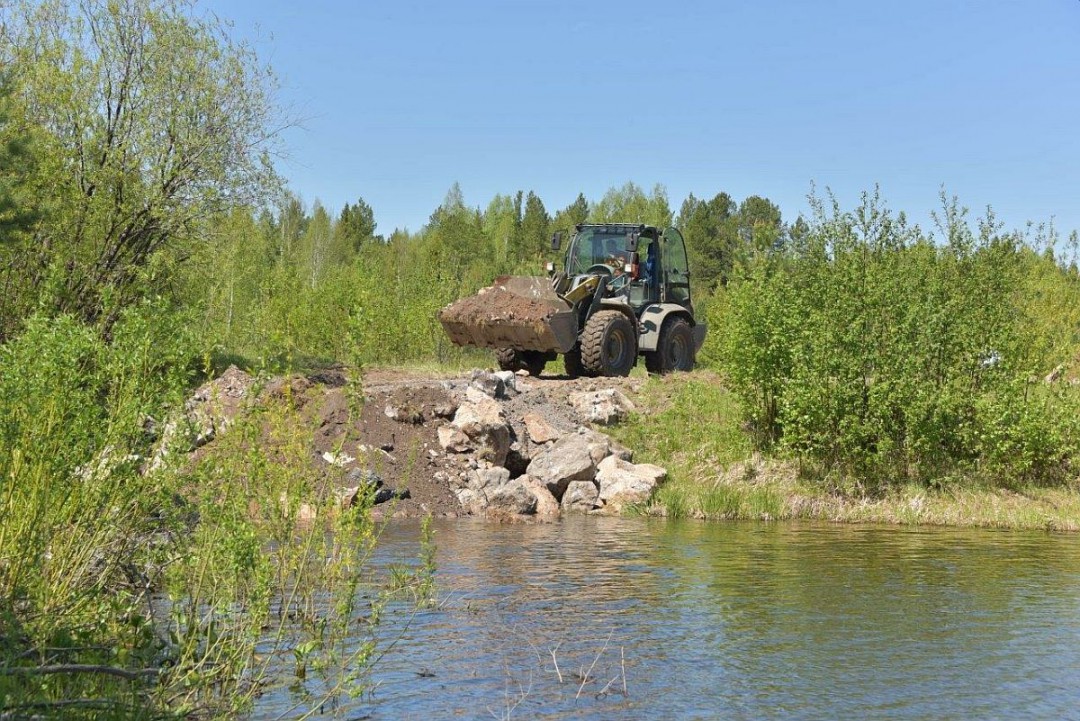В свердловском поселке благодаря поддержке «Святогора» стартовали работы по отсыпке водозащитной плотины