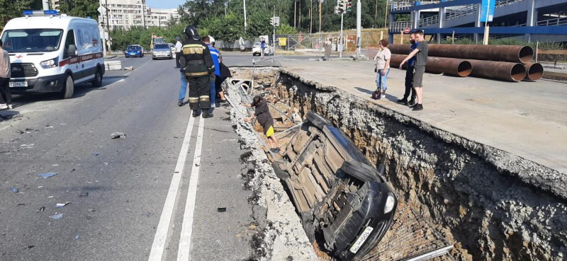 В Екатеринбурге на Сулимова в яму опрокинулся автомобиль