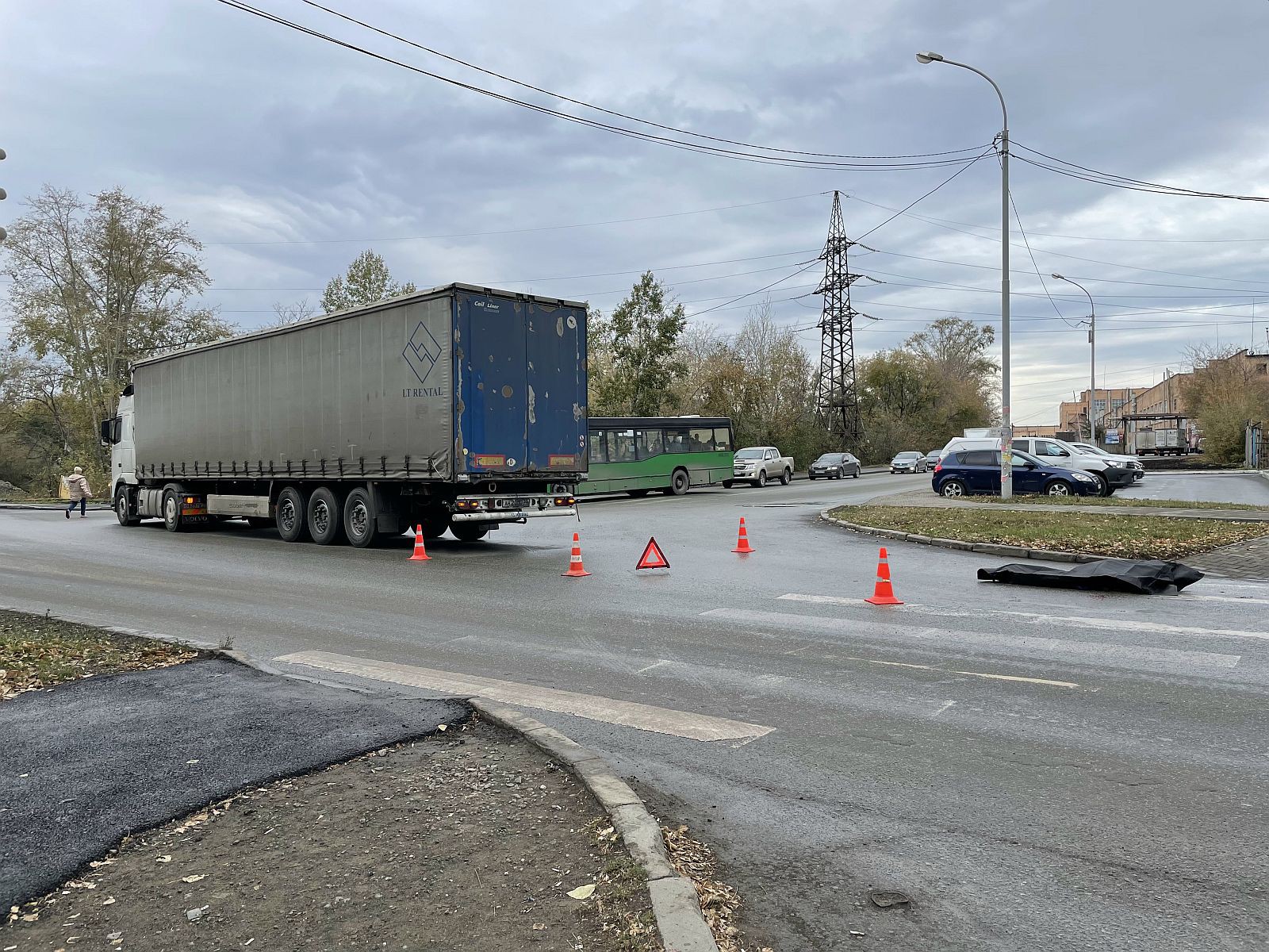 В Екатеринбурге водитель грузовика насмерть сбил женщину » Вечерние  ведомости