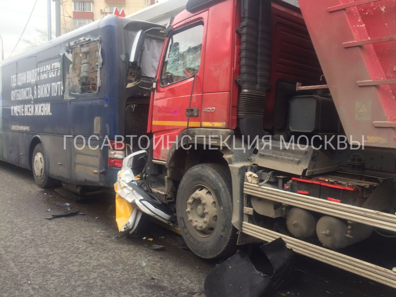 Грузовик смял автомобиль такси в Москве, погибли два человека » Вечерние  ведомости