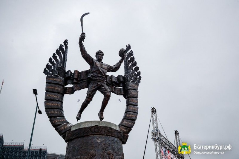 Памятник чемпиону мира по хоккею с мячом Николаю Дуракову открыли в Екатеринбурге