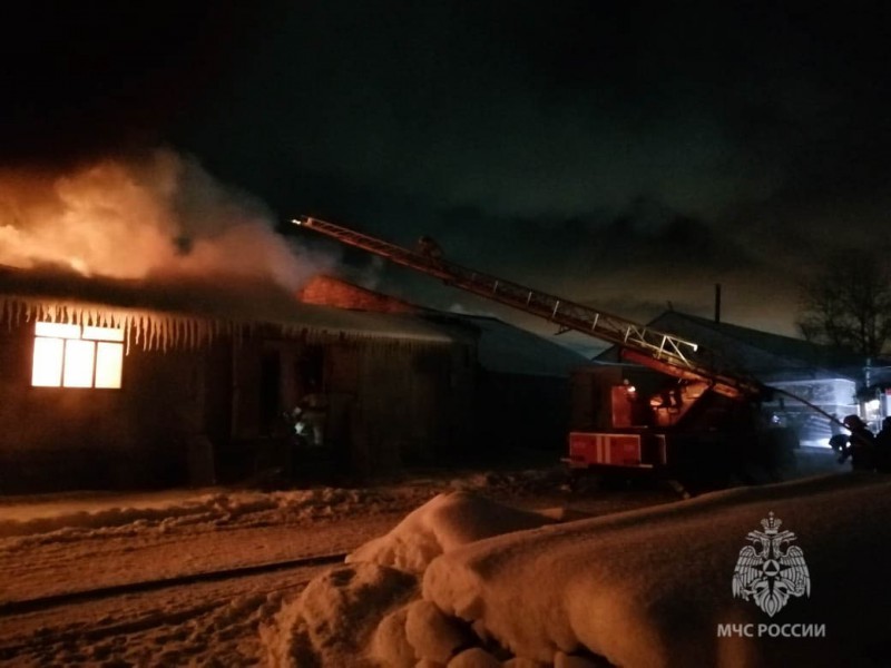 Мощный пожар потушили огнеборцы на складе в Асбесте
