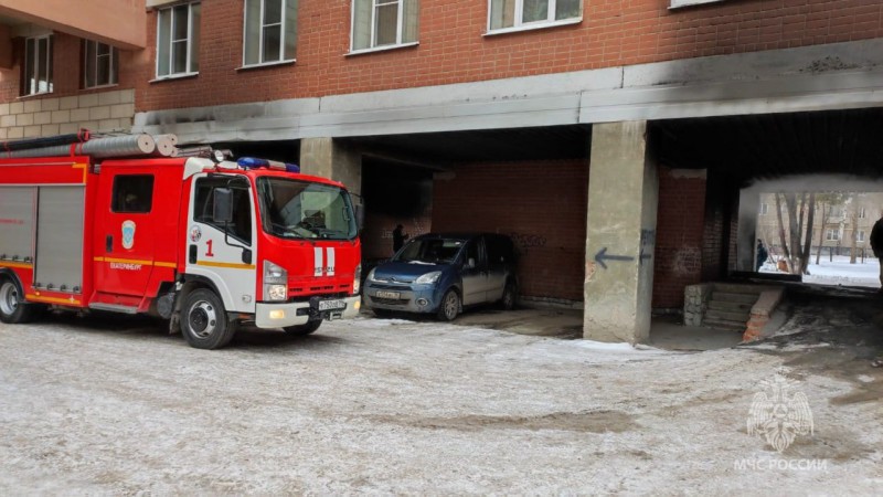 На парковке около детской поликлиники в Екатеринбурге произошел пожар