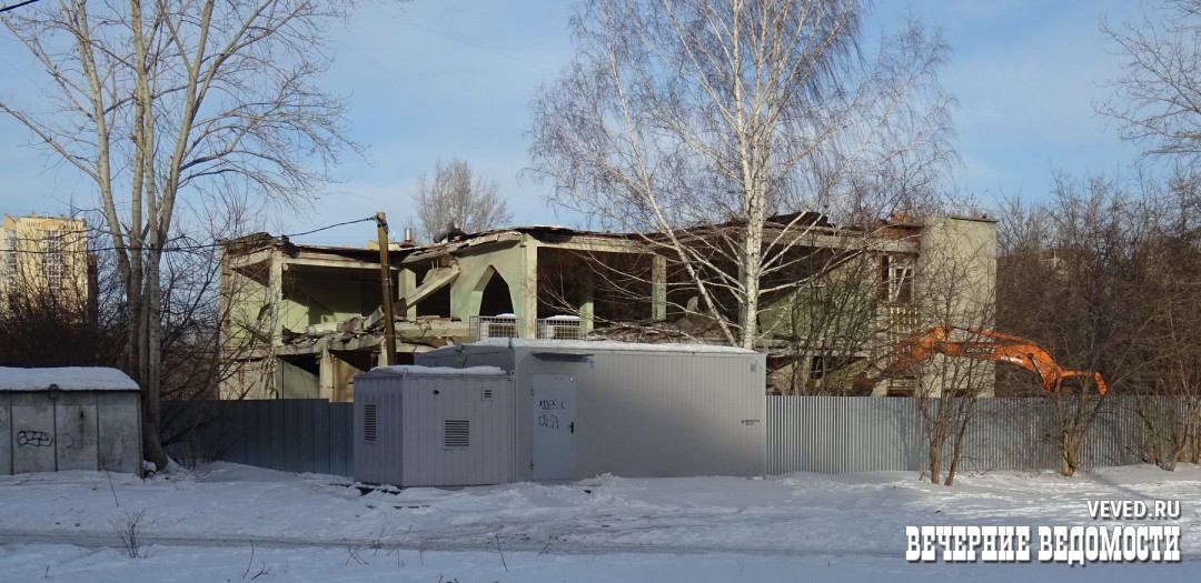 В Екатеринбурге начали сносить здание АТС, на месте которого планируется «точечная» застройка