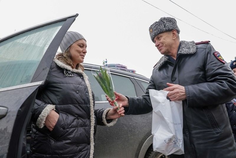ГИБДД запустила флешмоб «Цветы для автоледи» в Свердловской области